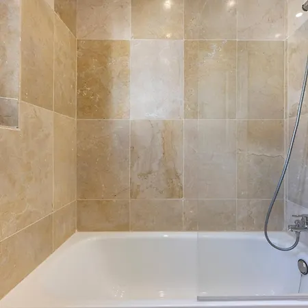 Charming House 2br With Patio, Pool And Parking 펜션 *