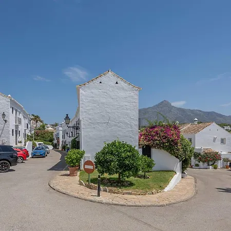 Charming House 2br With Patio, Pool And Parking 펜션 *