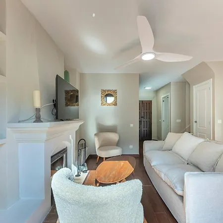 Charming House 2br With Patio, Pool And Parking بيت للعطل