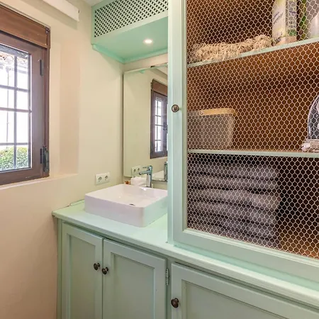 Charming House 2br With Patio, Pool And Parking