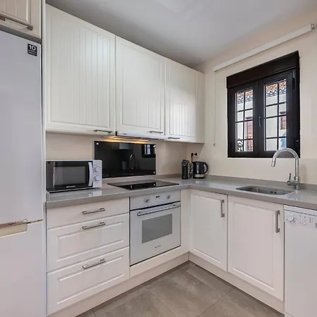 Charming House 2br With Patio, Pool And Parking