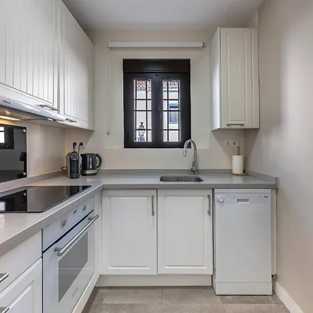 Charming House 2br With Patio, Pool And Parking بيت للعطل