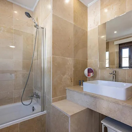 Charming House 2br With Patio, Pool And Parking בית נופש