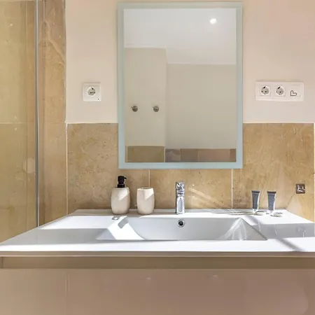 Charming House 2br With Patio, Pool And Parking