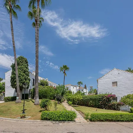 Charming House 2br With Patio, Pool And Parking