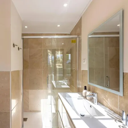 Charming House 2br With Patio, Pool And Parking